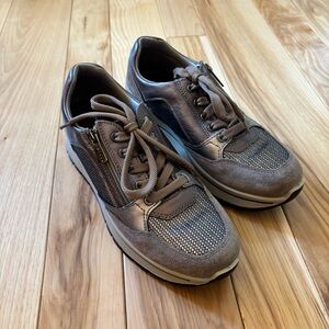 IGI & Co Anika Bronze Lace Up Zipper Accent Sneakers